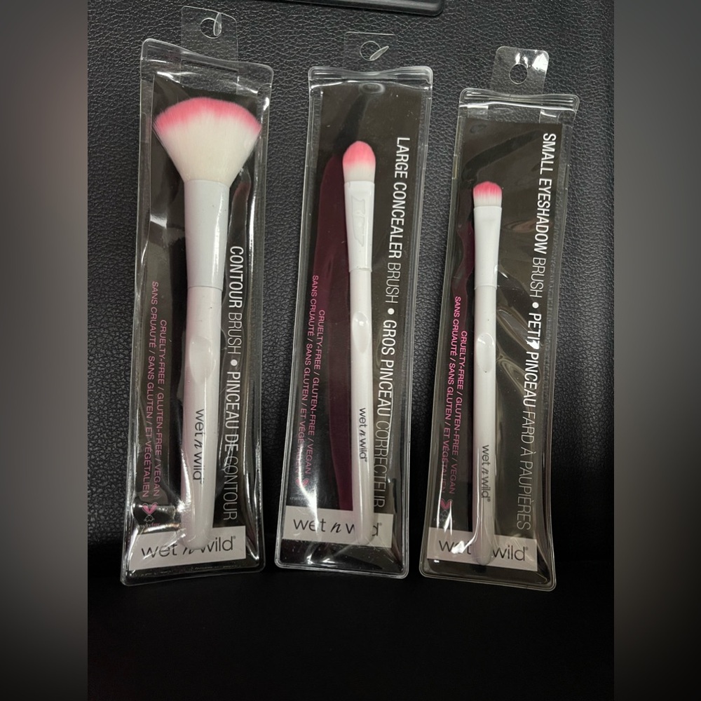 2/10$ NWT Set of 3 brushes (wet n wild) contour, concealer and eyeshadow brush